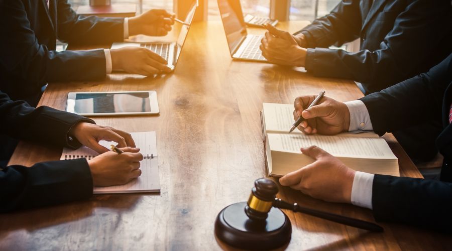 ¿Es legal convocar juntas generales de varias sociedades mediante una única publicación?